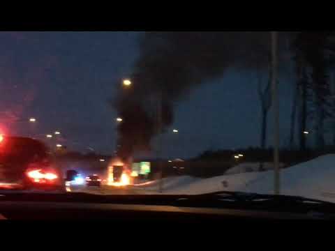 Arg lastbil börjar brinna