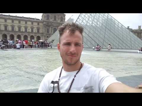 La piramida din paris.  Musse de luvre