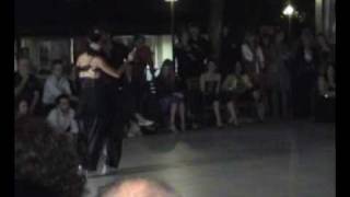 Bruno Tombari y Mariangeles Caamano - Viejo porton