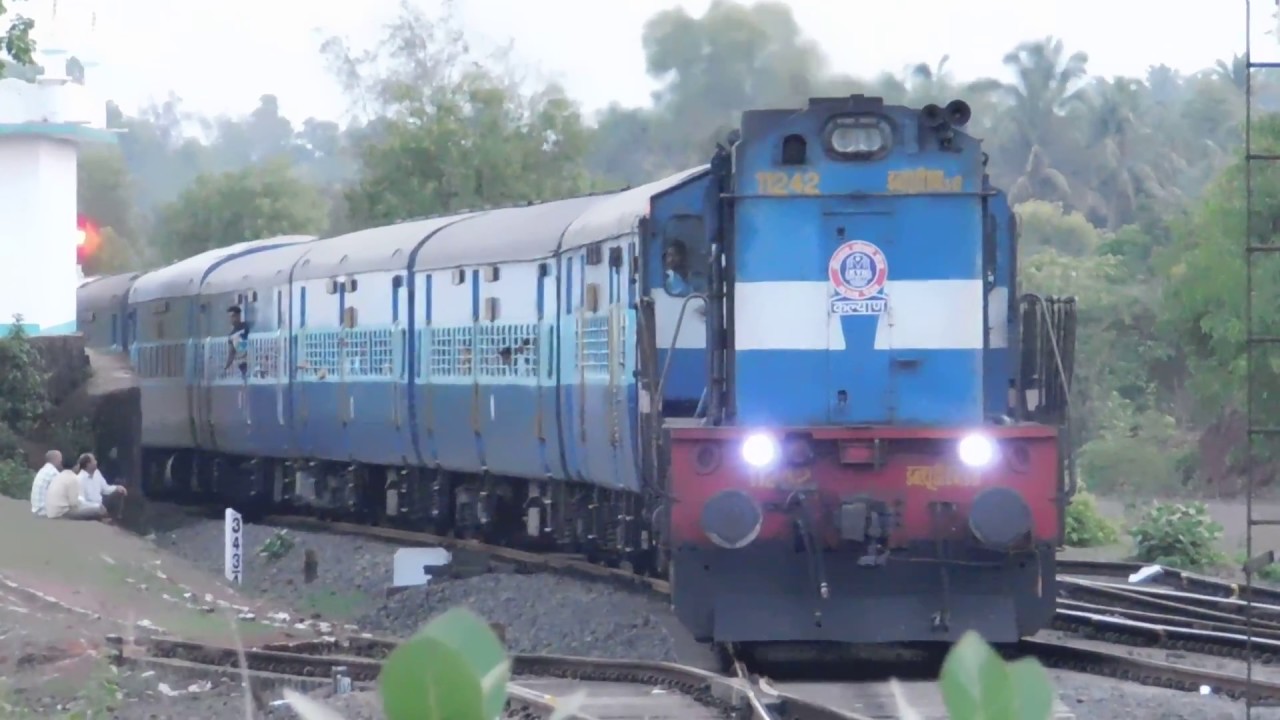 11004 Sawantwadi - Dadar Tutari Express Entering Kudal Station : Konkan Railways
