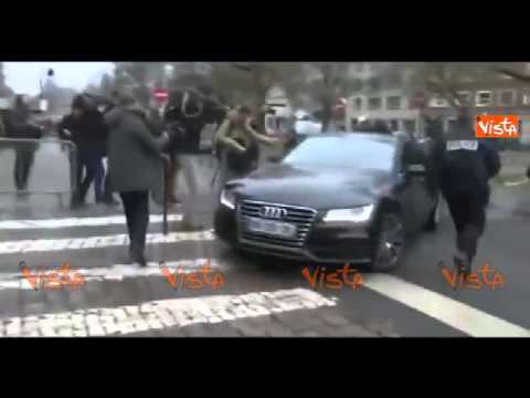 LE FEMEN SI LANCIANO CONTRO STRAUSS KHAN SOTTO PROCESSO