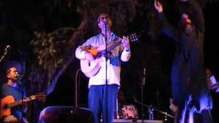Shlomo Carlebach "Peer V'chavod" Benyamin Steinberg 2010 (הזמר והיוצר בנימין שטיינברג) - התמונה מוצגת ישירות מתוך אתר האינטרנט יוטיוב. זכויות היוצרים בתמונה שייכות ליוצרה. קישור קרדיט למקור התוכן נמצא בתוך דף הסרטון