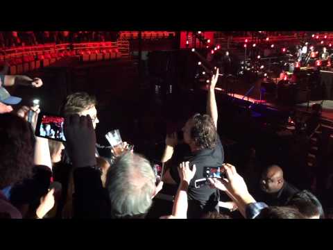 Pearl Jam: Last Kiss - Detroit- 10/16/14. Eddie in the crowd.
