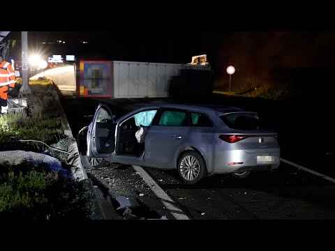 [EXPLOSION DANGER! AFTER ACCIDENT | HAAN] - Electric truck carrying hazardous materials overturns...