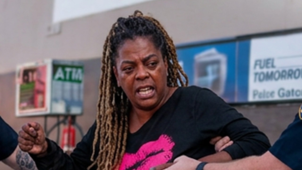 Disturbance Escalates as Woman Fights Back Against Arrest