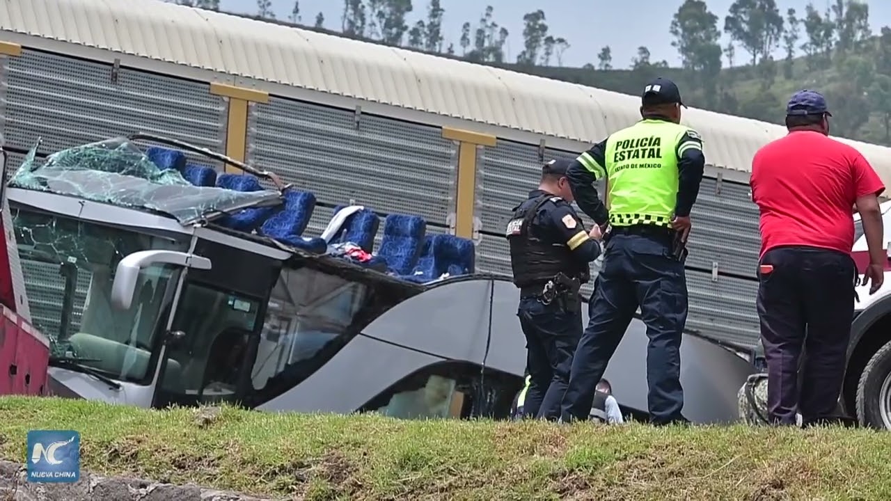 Al menos 8 muertos y 45 lesionados deja choque entre tren y autobús en centro de México