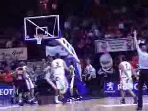 06 12-01-08 BCO-Leuven - Rebound en score van Sam Van Rossom