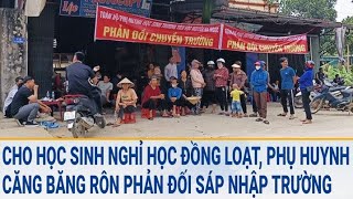 Cho học sinh nghỉ học đồng loạt, phụ huynh căng băng rôn trước cổng trường phản đối việc sáp nhập