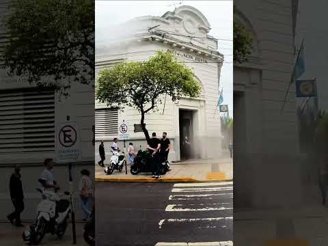 Una sola gota cambió toda la toma 🌧️🏦 | Argentina