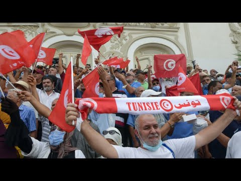...وقفة احتجاجية في العاصمة التونسية تدعو إلى "التمسك با