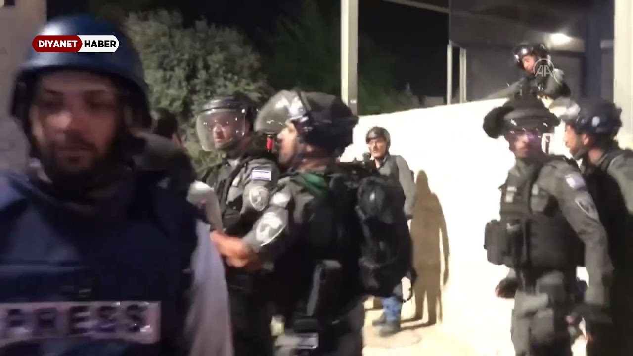 İşgalciler Mescid-i Aksa'da bu akşam da Filistinli Müslümanlara saldırdı