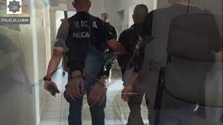 Wideo: Wdarli się do lokalu w Lubinie i przy użyciu topora wymusili pieniądze. Tymczasowe areszty dla trzech osób