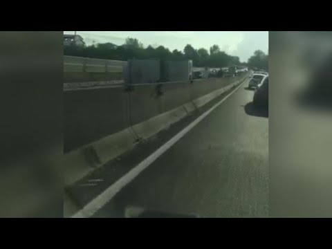 Incidente in Fi-Pi-Li: camper si ribalta, traffico bloccato