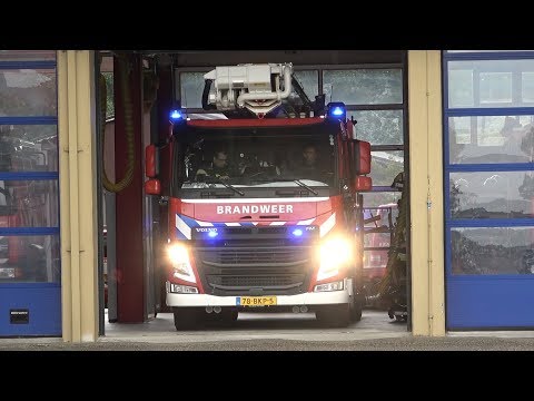 P1, Brandweer Dokkum [HW 02-4250] naar dakbrand sporthal in Buitenpost