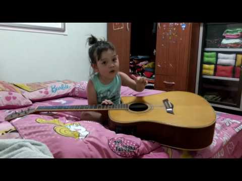 Jennifer spielt Gitarre