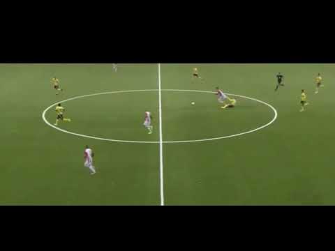 Tromsö - Sandefjord mücadelesinde rakibi geçmesin diye 10 metre boyunca formasından çekti.