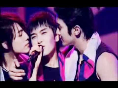 Ryeowook's cheeks were kissed by Siwon and Donghae  :)