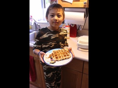 ベルベータピザワッフル - バインと料理 (Velveeta Pizza Waffles - Cooking with Bain)