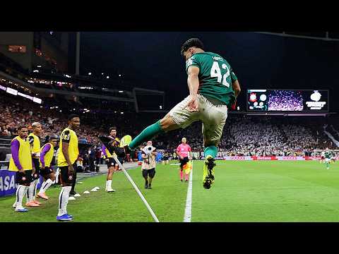Flaco Lopez chutando a bandeirinha do Corinthians após marcar o gol da vitória do Palmeiras