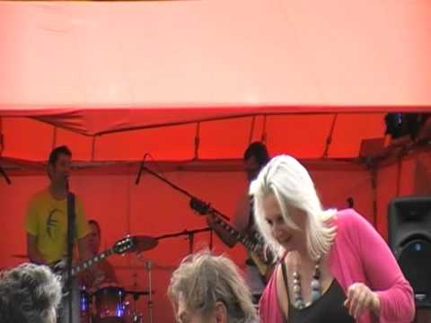 Barracoodas-gig in the garden