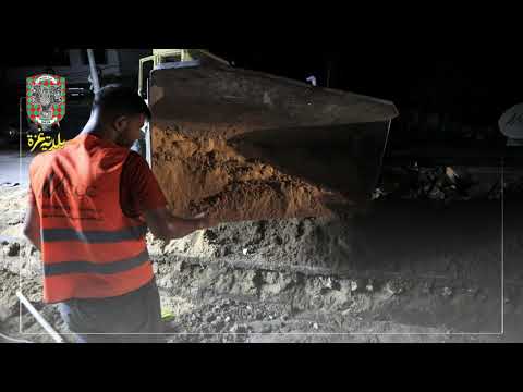 أعمال تمديد خط صرف صحي جديد في شارع الوحدة