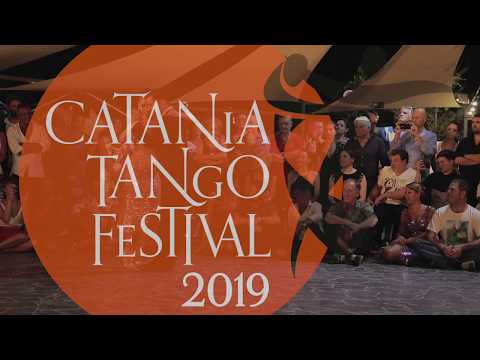  Yanina Quiñones  and  Neri Piliu  are  dancing  to  the  milonga  "  Milonga del Recuerdo  "  by  Juan D'Arienzo  at  Catania Tango Festival  in  2019