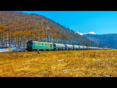 DA672 + Marfar CFR + DA510 trecând salutând lung înspre stația Poieni Hm, jud. Cluj (25 03 2016)