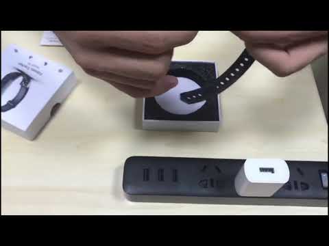 Wie kann man die N1 Fitness Tracker aufladen?