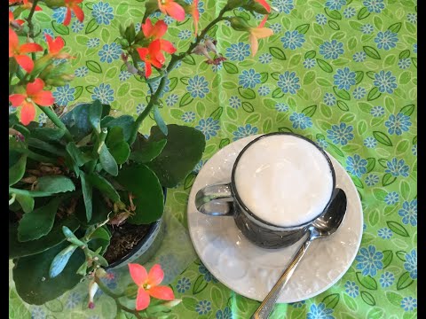 Sweet black bean soup with coconut cream, a Vietnamese favorite dessert
