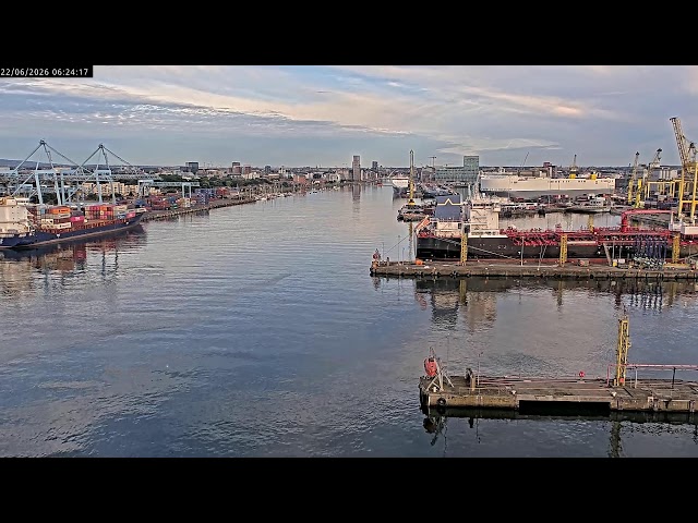 ダブリン港湾都市の眺め リフィー川の船の動き（River Liffey）