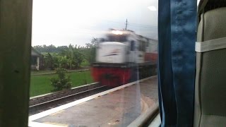 preview picture of video 'Kereta Api Sarangan tunggu bersilang Kereta Api Sancaka di Stasiun Kedinding'