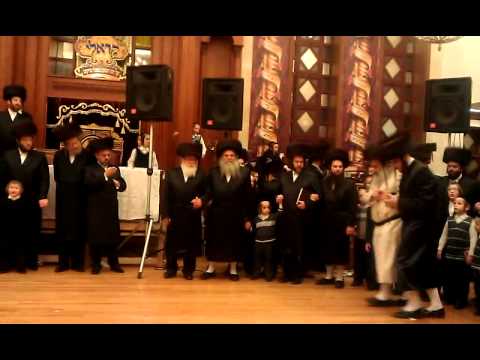 Krula rabbi dancing with bnoi hachusen @ furshpeel