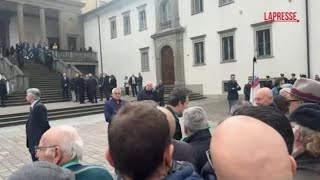 Funerali Bossi, Salvini contestato: «Molla la camicia verde»