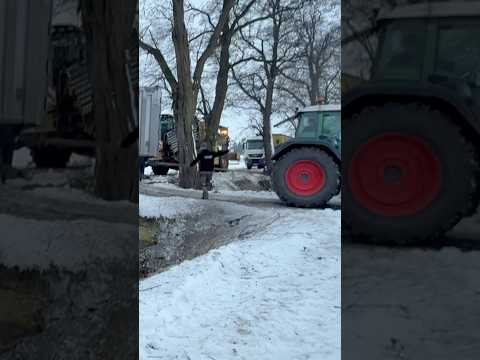 Większy ciągnik to i moc większa zobacz jak on wciąga w ten wjazdek 😂