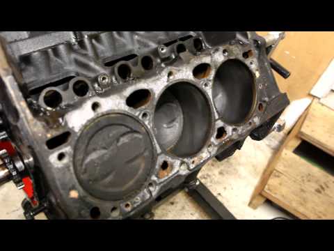 View of the pistons moving on a GM 4.3L 262 V6 LB4