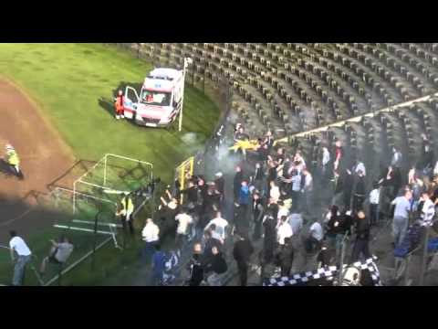 Pseudokibic podpalił flagę podczas meczu Gwardia Koszalin - Kotwica Kołobrzeg