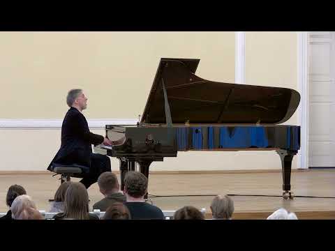 Petras Geniušas plays F. Liszt Sonata in B minor