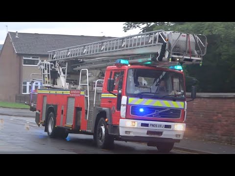 Oldham Saxon Bodied Hydraulic Platform Responding - Greater Manchester Fire And Rescue Service