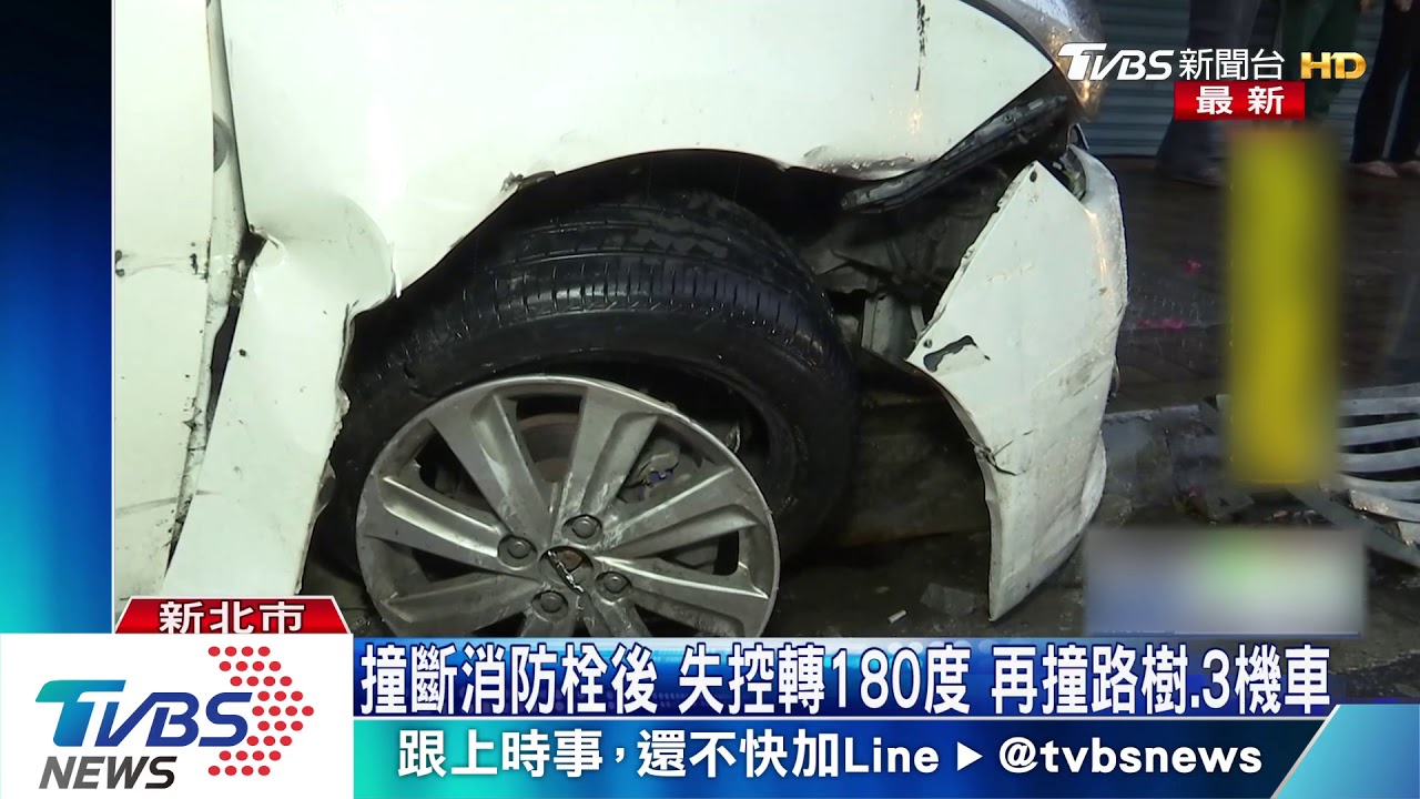 疑天雨路滑　女駕駛撞斷消防栓　水柱直冒