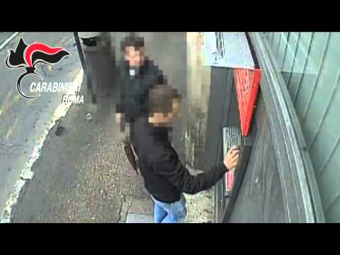 Manomettono il Bancomat per rubare codici carte di credito