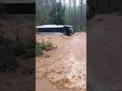 Ônibus é arrastado pela água em Sananduva, no RS. Imagens... TV Bom Dia... // Redes Sociais....