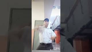 Download lagu Pengawal keselamatan menari mp3