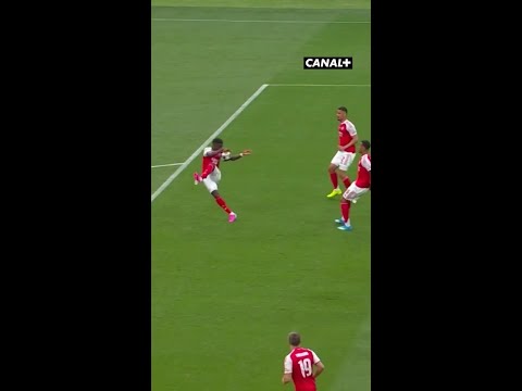 La main de Bukayo Saka dans la surface 👀