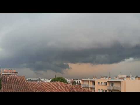 Un orage qui approche doucement mais sûrement. il est impressionnant ce nuage ☁️✨⛈️🌩️