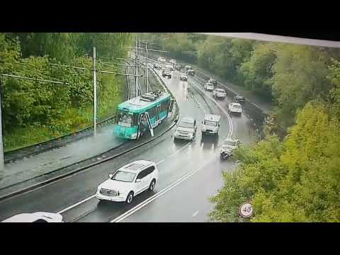 В Кемерово трамвай на огромной скорости врезался в другой (видео)