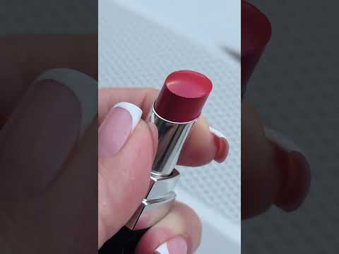 Chanel Rouge Coco Bloom губная помада с эффектом увлажнения, интенсивного цвета и стойкостью. - фото 3 - id-p2389589479