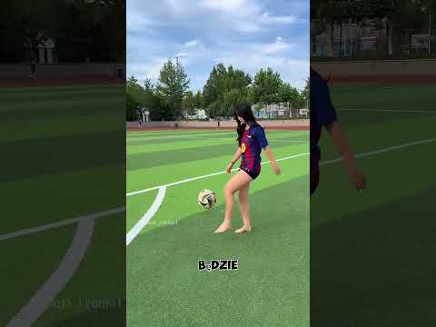 Kopnęła piłkę przypadkowymi butami… Ostatni kop wyleciał poza siatkę♥️😍#short