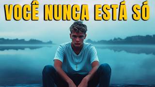 VOCÊ NÃO ESTÁ SOZINHO: DEUS ESTÁ AO SEU LADO (Motivação Cristã)