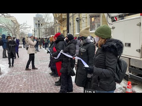 Russian Women Form Human Chain in Pro-Navalny Moscow Protest