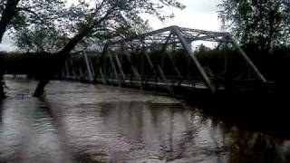 preview picture of video 'Finley River Reaches the Bottom of the Ozark Bridge April 2011'
